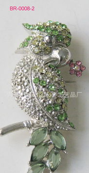 欧美风尚新宠 绿宝石银色镀金鹦鹉胸针探秘——聚焦青岛永美饰品